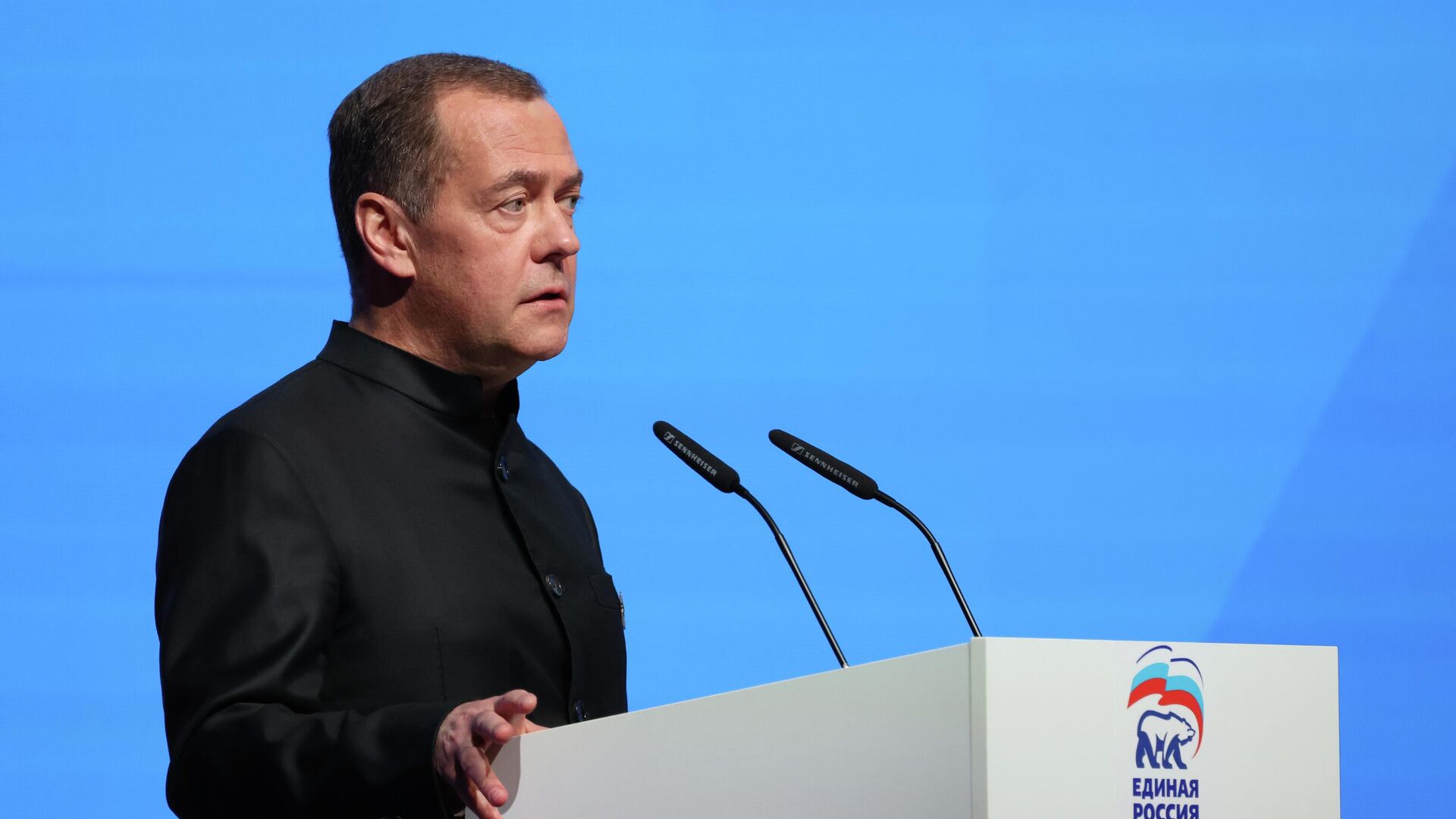 ЕР в манифесте представит свое видение будущего страны, заявил Медведев